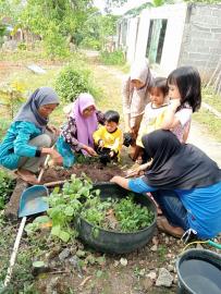 Anak-Anak SPS Tunas Harapan Kelor Belajar Menanam Sayur Sejak Dini