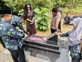 Hormati Jasa Pendahulu, Pemdes Kelor Ziarah ke Makam Tokoh dan Pamong Terdahulu