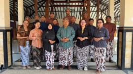14 Tahun Keistimewaan DIY: Pamong Kelor Merawat Tradisi lewat Busana Kejawen
